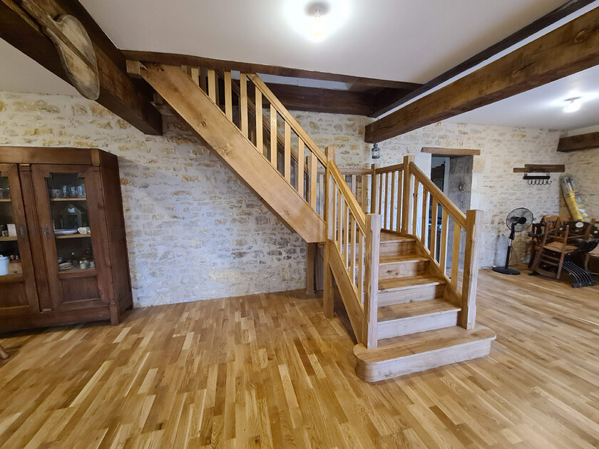 Oak angled staircase in Charente 16500 
 Bespoke, custom design, angled oak staircase with curved bottom step in property renovation, Charente, 16500.