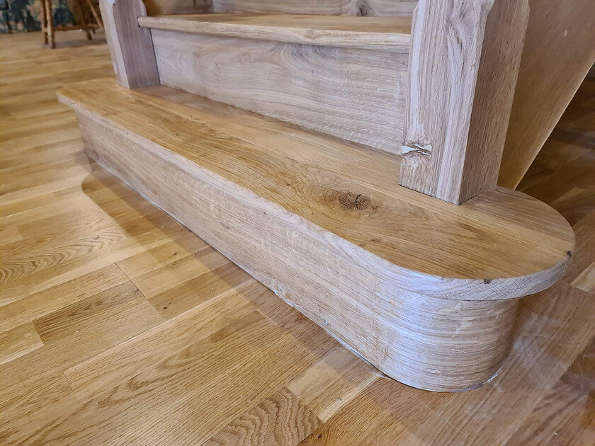 Handmade oak staircase curved step detail in Charente 16500 
 Curved step detail of bespoke, handmade, oak staircase in Charente, 16500.